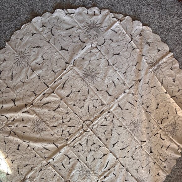 Vintage Embroidered Cut-out Round Tablecloth and 8 Napkins Cream and Gray - Picture 2 of 8